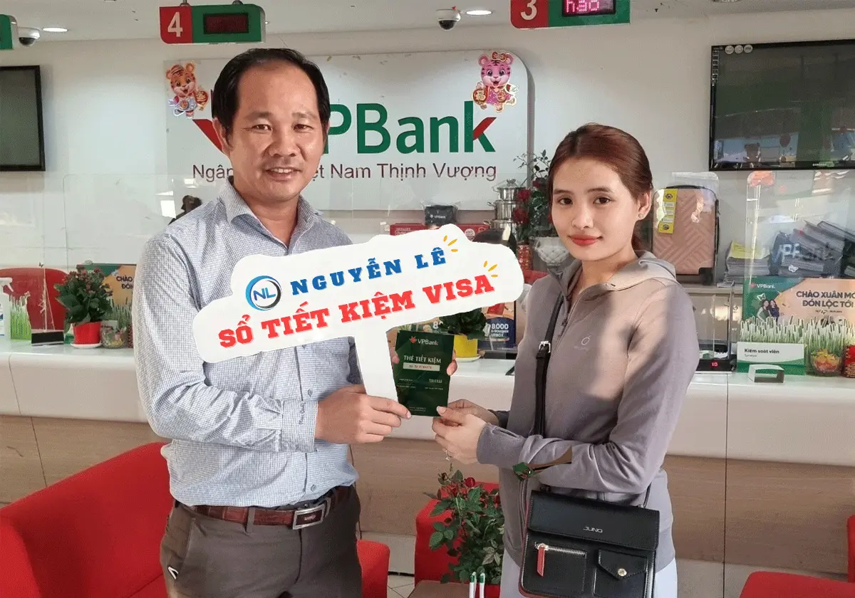 Nguyễn Lê hỗ trợ khách hàng làm sổ tiết kiệm visa tại VPbank