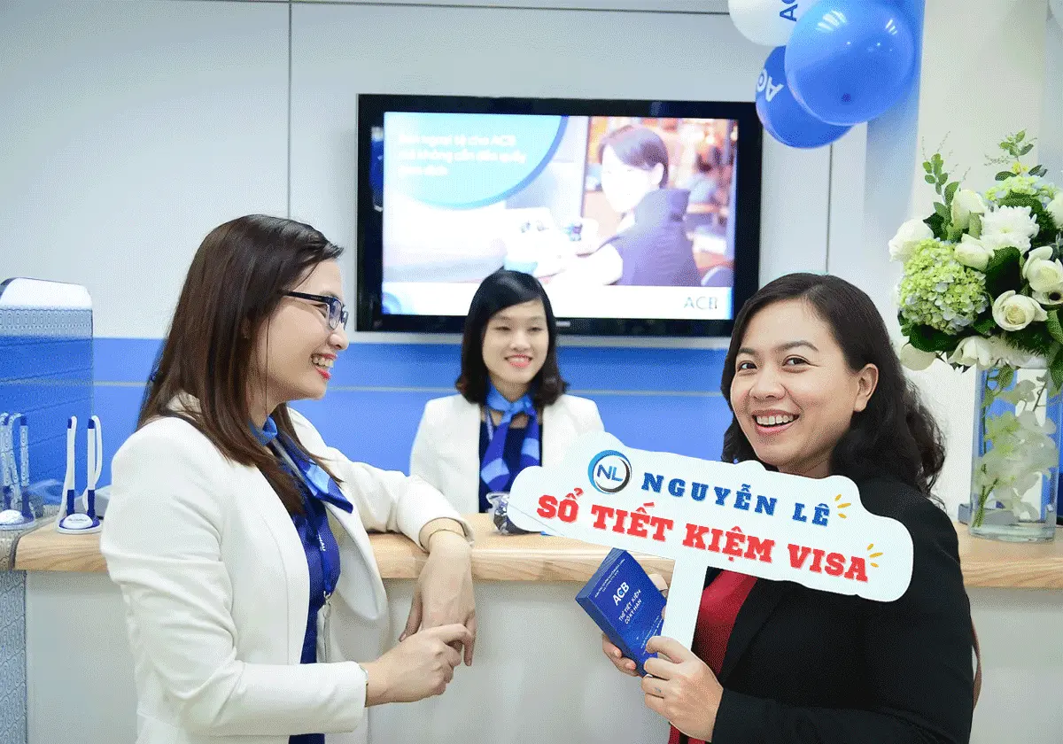 Nguyễn Lê hỗ trợ khách hàng làm sổ tiết kiệm visa tại ACB