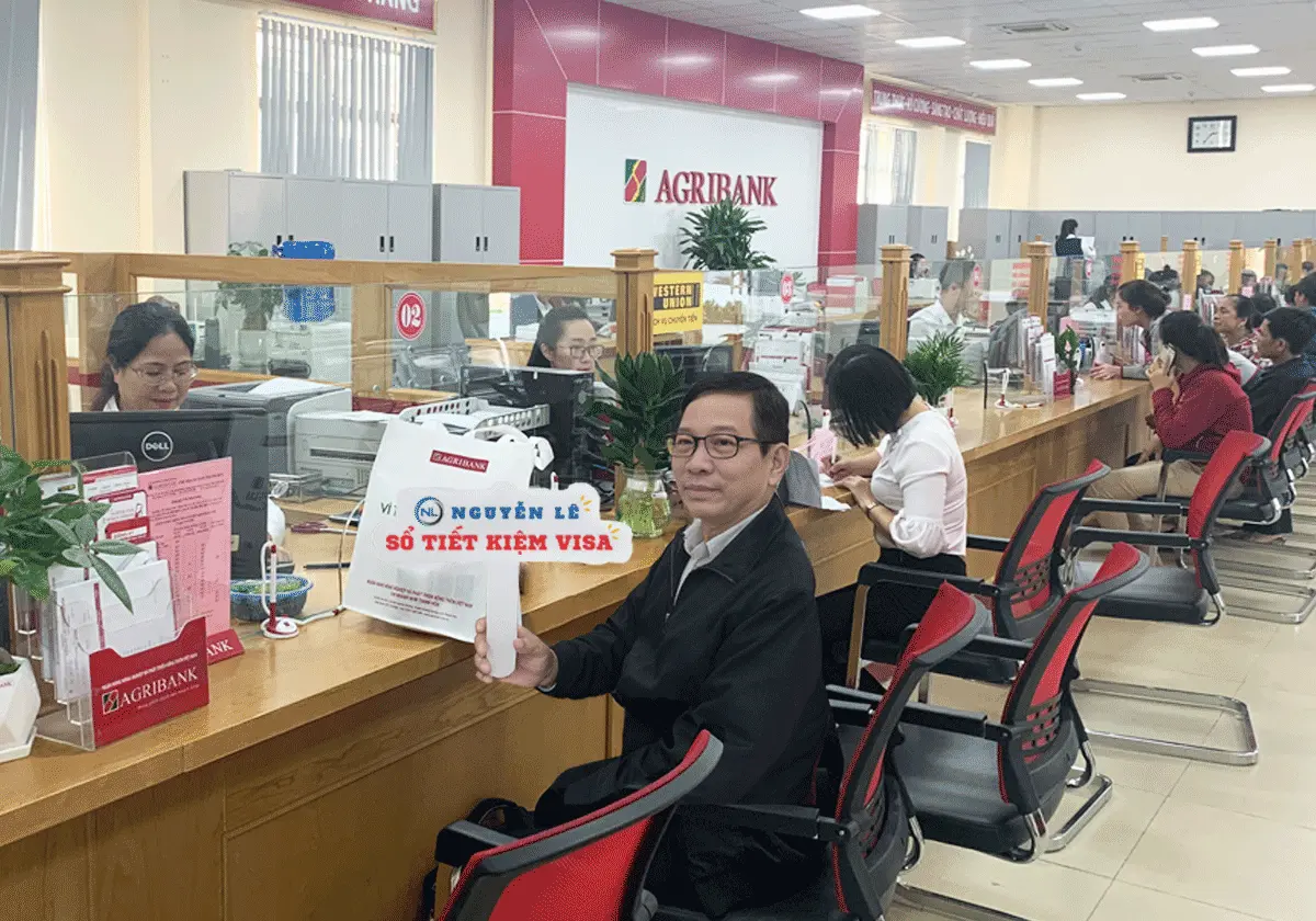 Nguyễn Lê hỗ trợ khách hàng làm sổ tiết kiệm visa tại Agribank