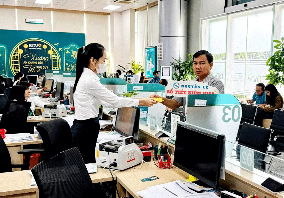 Nguyễn Lê hỗ trợ khách hàng làm sổ tiết kiệm visa tại BIDV