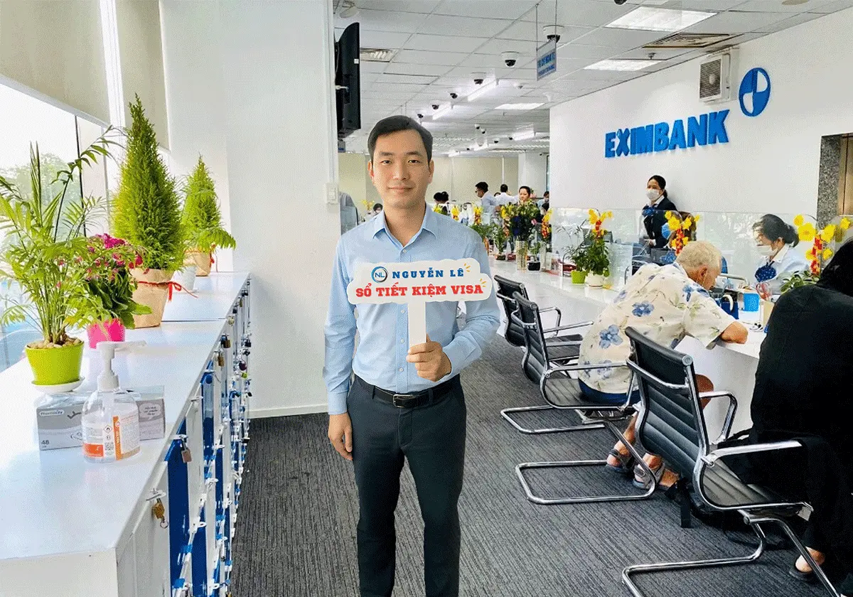Nguyễn Lê hỗ trợ khách hàng làm sổ tiết kiệm visa tại Eximbank