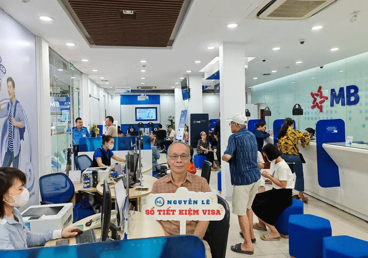 Nguyễn Lê hỗ trợ khách hàng làm sổ tiết kiệm visa tại MBBank