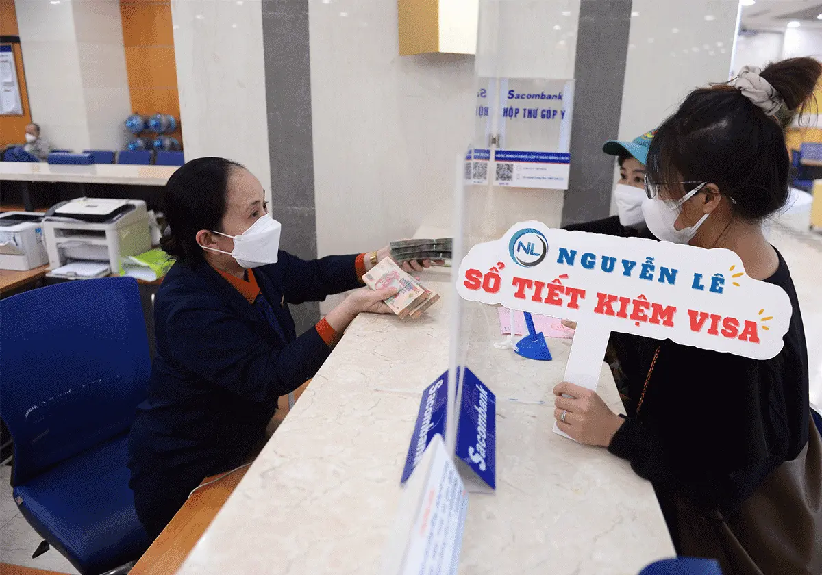 Nguyễn Lê hỗ trợ khách hàng làm sổ tiết kiệm visa tại Sacombank