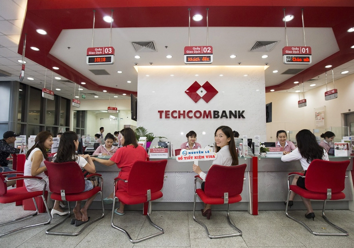 Nguyễn Lê hỗ trợ khách hàng làm sổ tiết kiệm visa tại Techcombank