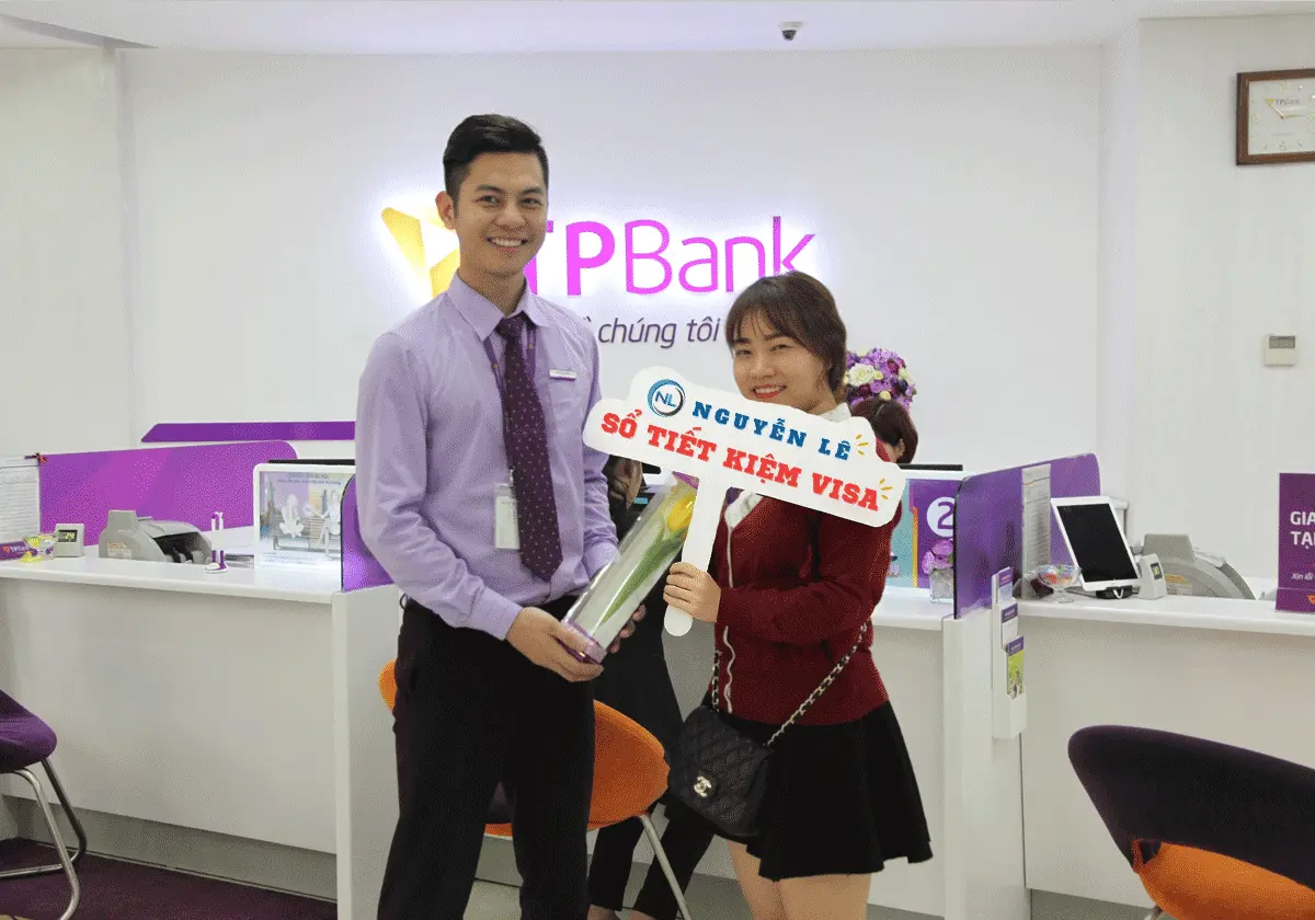 Nguyễn Lê hỗ trợ khách hàng làm sổ tiết kiệm visa tại TPBank
