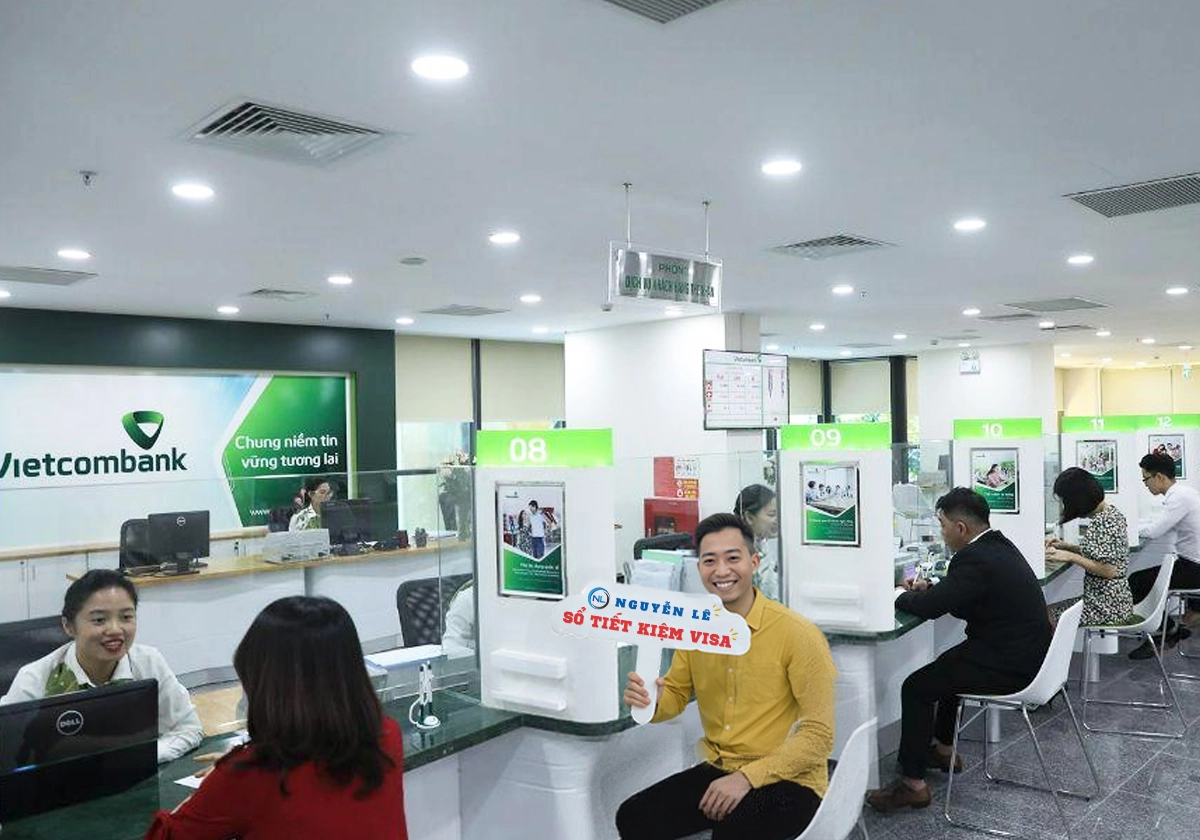 Nguyễn Lê hỗ trợ khách hàng làm sổ tiết kiệm visa tại Vietcombank