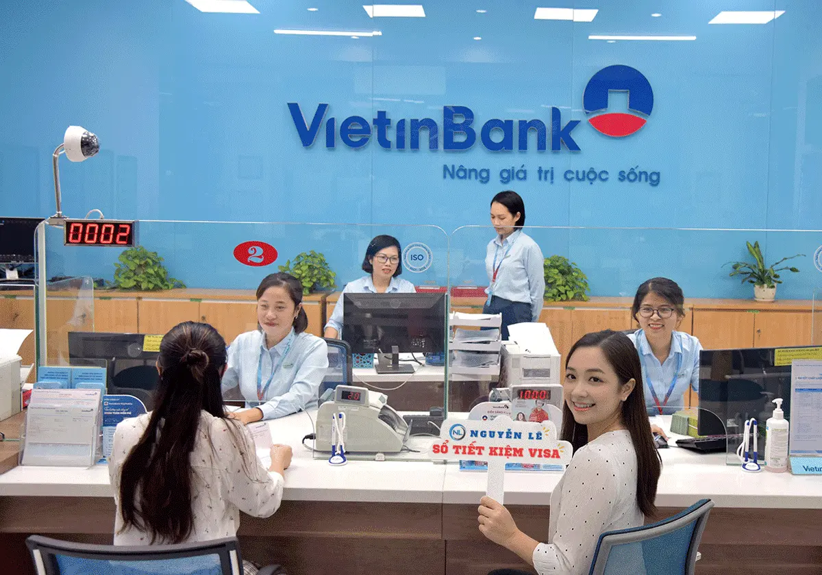 Nguyễn Lê hỗ trợ khách hàng làm sổ tiết kiệm visa tại Vietinbank
